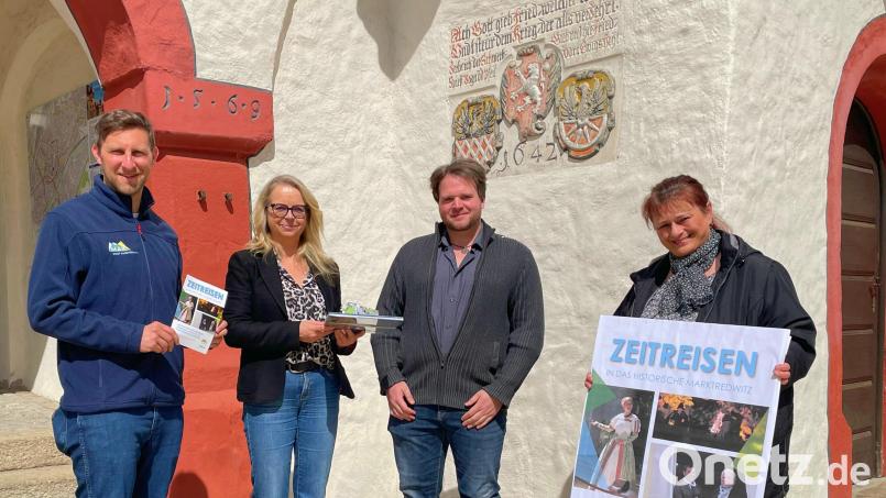 Freude über neuen Stadtführer: Im Bild von links Thomas Hecht (Wirtschaftsförderung), Kerstin Brunner (Leiterin der Tourist-Information), Bastian Bergler (neuer Stadtführer), Andrea Primitz (Mitarbeiterin der Tourist-Information). Bild: Stadt Marktredwitz/exb
