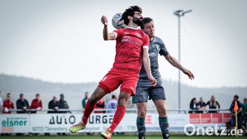 Ein Kopf-an-Kopf-Duell liefern sich vier Teams an der Spitze der Kreisliga West. Darunter der TSV Tännesberg (links im Bild Oktay Devrilen) und der FC OVI-Teunz mit Christian Uschold. Beide Kontrahenten führen die Liga punktgleich an. Archivbild: Günter Uschold