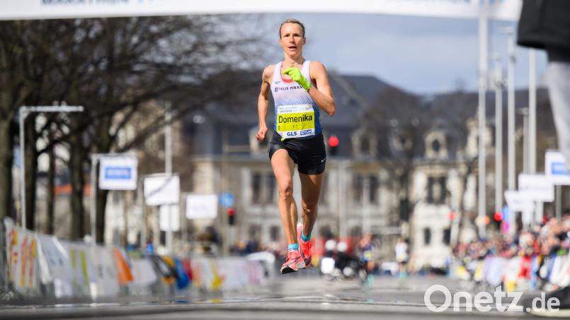Domenika Mayer im April vor zwei Jahren bei ihrem Sieg beim Hannover-Marathon. Am Sonntag ist die Läuferin aus Neukirchen bei Sulzbach-Rosenberg dort wieder am Start. Bild: Julian Stratenschulte/dpa