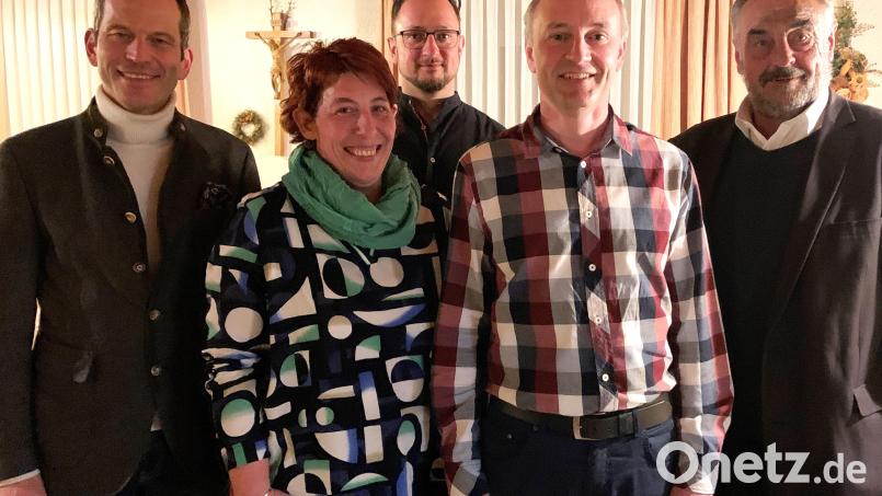 Georg Bocka (Zweiter von rechts) tritt in zwei Jahren bei der Kommunalwahl als Bürgermeisterkandidat der CSU in Waldthurn an. Mit im Bild Ehefrau Birgit Bocka, Georg Stahl (Mitte), Albert Rupprecht und Bürgermeister Josef Beimler. Bild: Johannes Weig