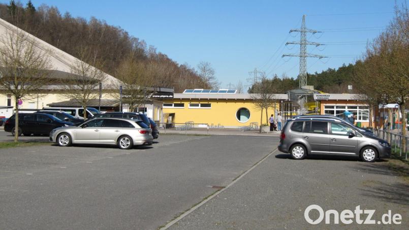 So locker belegt wie hier auf dem Bild ist der Parkplatz am Monte Kaolino im Sommer nie. Daran wird auch die vom Stadtrat beschlossene Anhebung der Eintrittspreise nichts ändern. Bild: fg