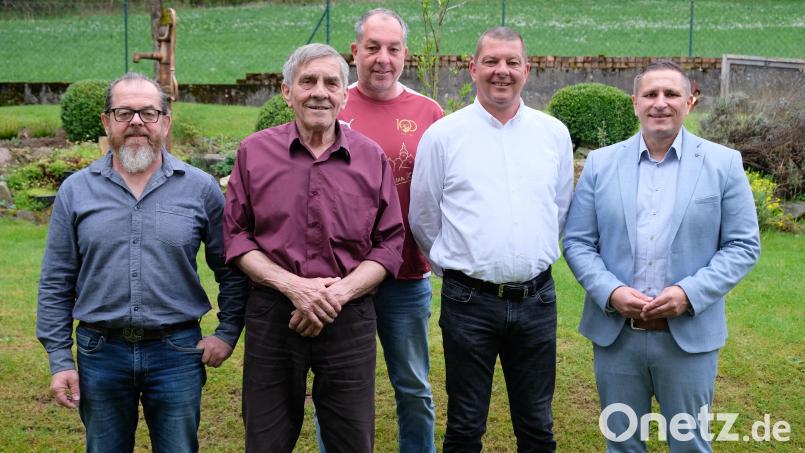 Im Kreise einer großen Jubiläumsschar feierte Werner Kennel (Zweiter von links) mit seinen Söhnen Werner, Michl und Martin 80. Geburtstag. Bürgermeister Marcus Gradl (rechts) gratulierte einem langjährigen Bauhofmitarbeiter und einem leidenschaftlichen Vertreter der Kleintierzucht. Bild: do