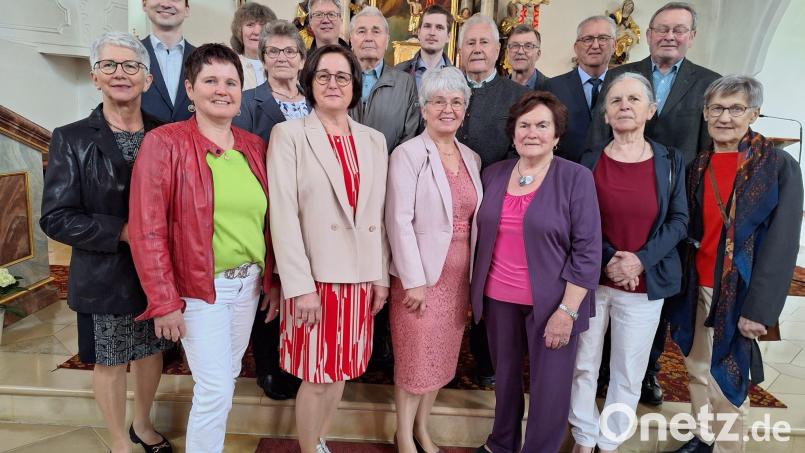 Zahlreiche Mitglieder werden bei der Feier zum 40-jährigen Bestehen des Kirchenchors Schmidgaden ausgezeichnet. Bild: Barbara Dirrigl/&#039;exb