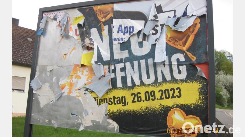 Die Werbetafel von Siegenhofen (Rieden) hat inzwischen einen gewissen Bekanntheitsgrad erreicht. Derzeit (Stand: 15. April) präsentiert sie sich aber in einem etwas schlampigen Zustand. Bild: Josef Vogl/exb
