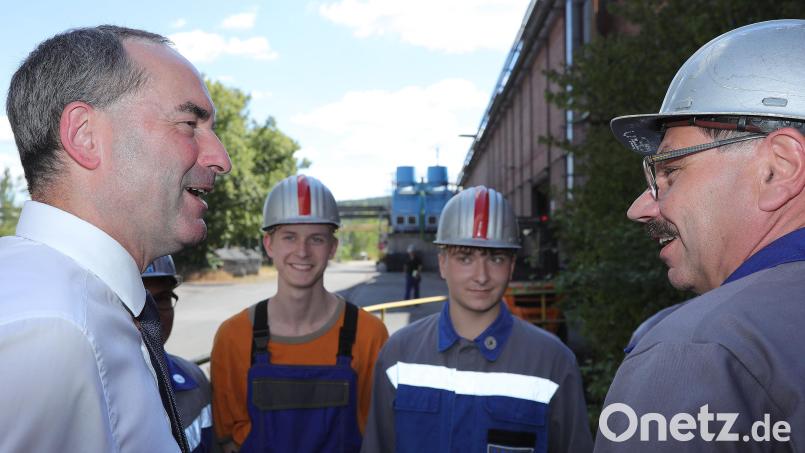 Schon zweimal besuchte Wirtschaftsminister Hubert Aiwanger (links) das Rohrwerk in Sulzbach-Rosenberg und ließ sich von Auszubildenden und Beschäftigten die vorherrschende Situation schildern. Die erneute Insolvenz am Gründonnerstag konnte aber auch er nicht verhindern. Jetzt hoffen die existenzbedrohten Arbeitnehmer und ihre Familien erneut darauf, dass sie von der Staatsregierung beim Kampf um ihre Arbeitsplätze nicht im Stich gelassen werden. Archivbild: Wolfgang Steinbacher