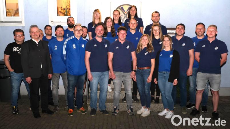 Der neue Vorstand des SV Altenstadt/Voh. mit Vorsitzenden Matthias Gmeiner (vorne, Fünfter von links). Bild: Martina Stangl