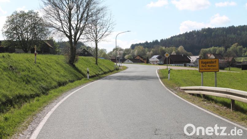 Hier erfolgt die Sperrung der Kreisstraße in Hagendorf. Bild: pi