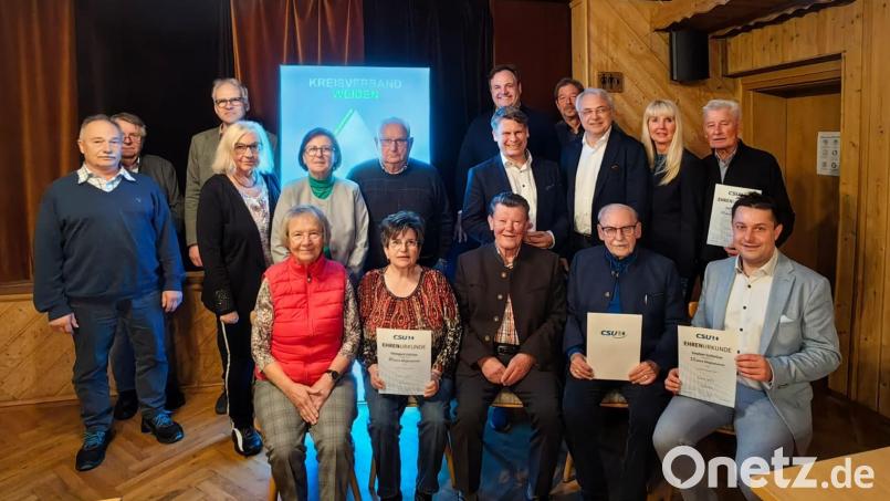 Höhepunkt der Jahreshauptversammlung des CSU-Ortsverbands Rehbühl ist die Ehrung treuer Mitglieder. Die Spanne der Geehrten reichte von 10 bis 60 Jahren Parteizugehörigkeit. Bild: Dietmar Auer/exb