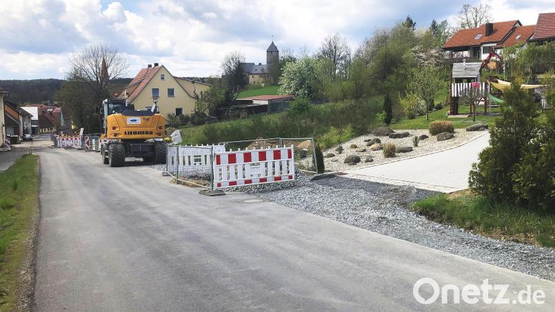 Baustelle ist derzeit die Tirschenreuther Straße in Falkenberg. Viel Geld kosten zudem weitere Bauprojekte in diesem Jahr. Bild: wro