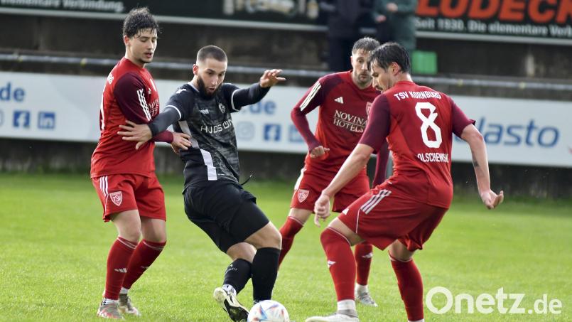 Emir Terakaj (Zweiter von links) muss sich in dieser Szene gegen die zahlenmäßige Übermacht der Kornburger Spieler durchsetzen. Nach dem unbefriedigenden 1:1 am Dienstag wartet das nächste Heimspiel. Am Samstag kommt der SV Fortuna Regensburg. Archivbild: Hubert Ziegler