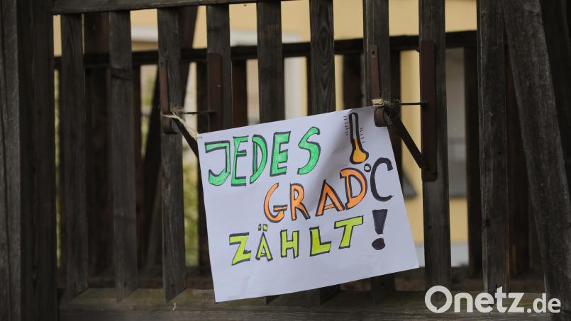 Die Klimaschutzwoche 2024 steht unter dem Motto &quot;Zukunft gestalten - Nachhaltigkeit leben&quot;. Aktivisten haben an der Brücke beim Jungfernsteg in Amberg ein Schild für mehr Klimaschutz aufgehängt. Bild: Wolfgang Steinbacher