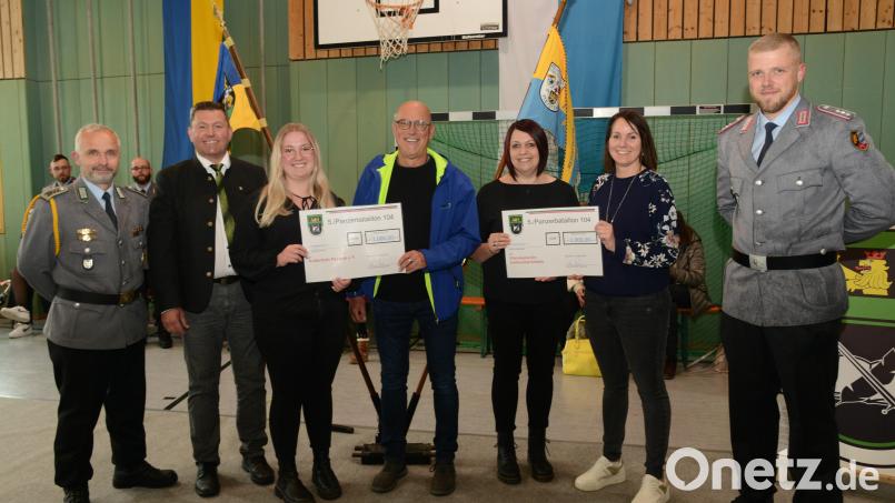 Oberstabsfeldwebel Tobias Knop (links) und Kompaniechef Hauptmann Konrad Häfele (rechts) übergeben an die Vertreter des Kulturkreises Pleystein, Angelika Kick und Herbert Kraus sowie den Vertreterinnen des Elternbeirates der Zottbachtalschule, Simone Strobl und Simone Maschke (von links) jeweils eine Spende in Höhe von 1.000 Euro. Bürgermeister Rainer Rewitzer freut sich über diese großzügige Geste. Bild: bey