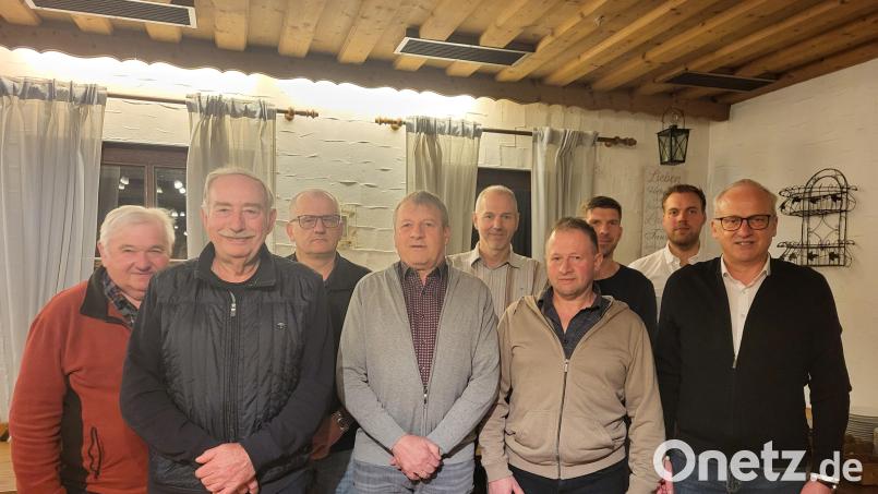 Die Jagdgenossenschaft Süß wählt einen neuen Vorstand für die nächsten fünf Jahre (von links): Bauer, der scheidende Schriftführer Franz Freitag, Georg Bauer, Jagdvorsteher Hans Lederer, Michael Dotzler, stellvertretender Jagdvorsteher Manfred Bauer, Markus Bäumler, Matthias Meier und Bürgermeister Bernhard Lindner. Bild: ufh