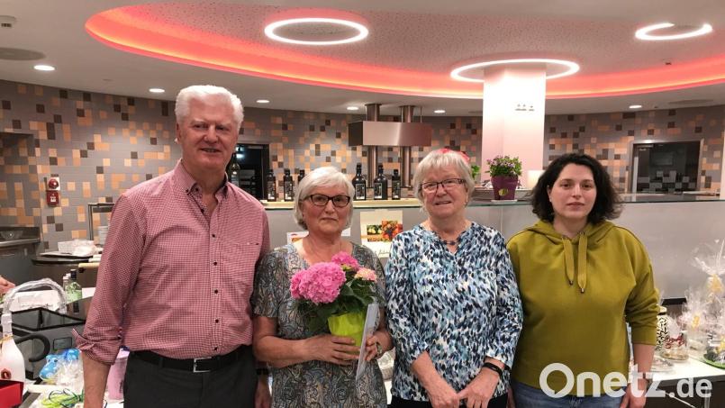 Fördervereins-Vorsitzender Werner Renner mit den drei Siegerinnen des Abends. Bild: lei