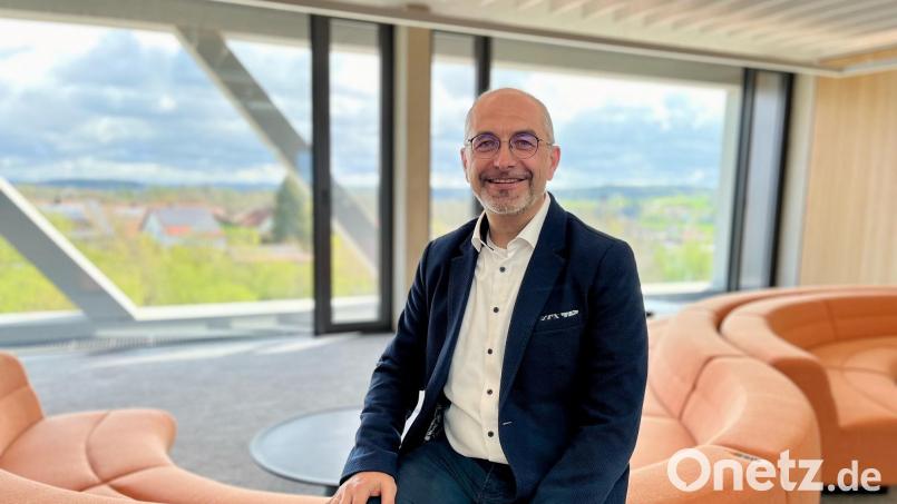 Stefan Wittmann in der Software-Scheune 5.0. Das Hauptgebäude des Unternehmens dürfte die Firmenzentrale mit der schönsten Aussicht in der Region sein. Bild: Gabi Schönberger