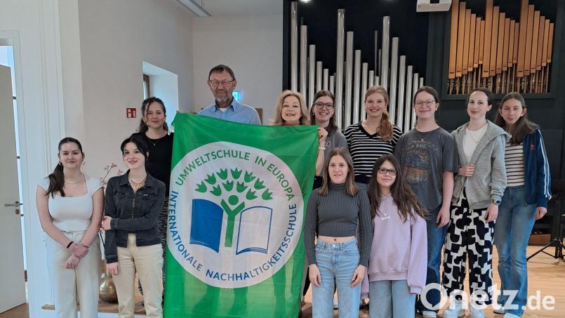 Die Schüler des Max-Reger-Gymnasiums freuen sich, dass ihre Schule erneut als Umweltschule ausgezeichnet wurde. Bild: Veronika Frenzel/exb