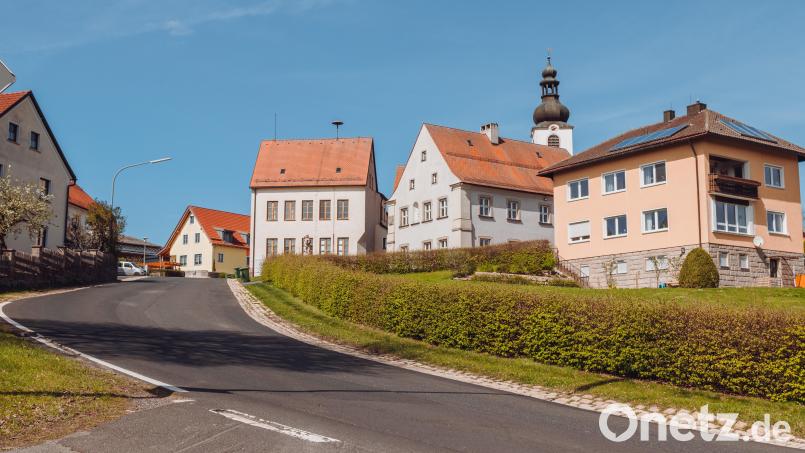 Die Ortsdurchfahrt des Bärnauer Gemeindeteils Schwarzenbach soll erneuert werden. Der Ausbau soll 2025 starten. Bild: Susanne Forster