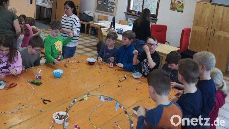 Frühlingsbasteln in der Flossenbürger Gemeindebücherei, eine Aktion, die bei den Kindern ankommt. Bild: Pamela Wünsche/exb