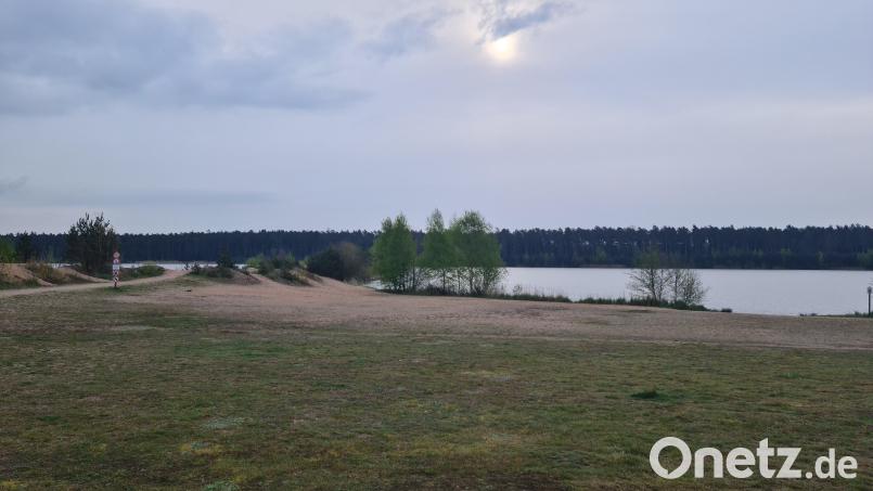 Bürgermeister Bernhard Stangl gab an der Bürgerversammlung Infos zum Freizeitsee Dießfurt Preis. Bild: sne
