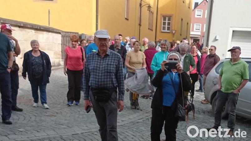 Der erste Weg führte die Teilnehmenden zum Kemnather Musikeum, bevor sie zu den Wanderungen aufbrachen. Bild: Anton Heindl/exb
