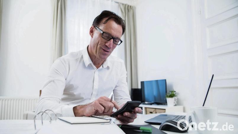 Ab Mitte 40 lässt die Sehkraft häufig nach. Wer gesundheitliche Probleme vermeiden will, braucht meist mehr als eine Lesebrille vom Discounter. Symbolbild:  Christin Klose/dpa