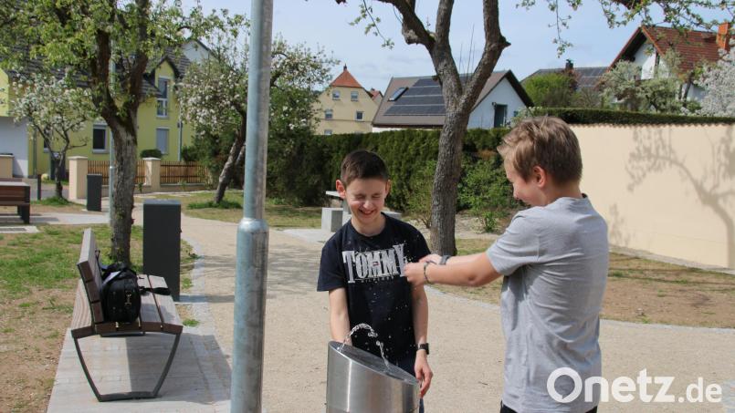 Der neue Obstgarten bietet auch Trinkwasser. Damit kann man sich auch mal abkühlen. Bild: sne