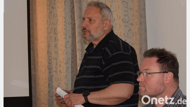 Über viele neue Projekte informierten ZEN-Vorsitzender Florian Junkes (rechts) und der Klimakoordinator des Landkreises Amberg-Sulzbach, Martin Kopp bei der Jahresversammlung in Ensdorf. Bild: bö