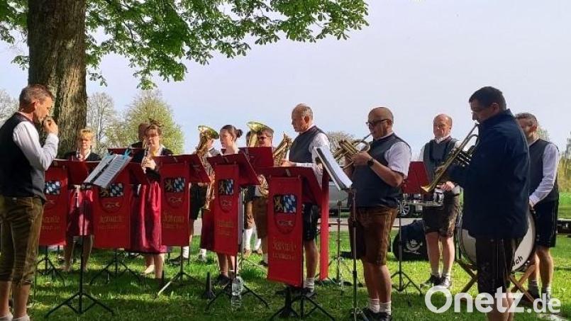Der Verein für krebskranke Kinder lud mit der Stadtkapelle Eschenbach zu einem Benefizgottesdienst in die Wallfahrtskirche Sankt Quirin. Die Blaskapelle gestaltete auch den anschließenden musikalischen Frühschoppen. Bild: do