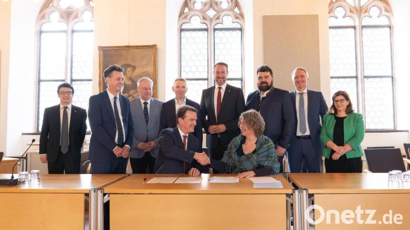 Bei der Unterzeichnung der Kooperationsvereinbarung zwischen Universität Birmingham und Fraunhofer-Umsicht: (stehend, von links) Dr. Bing Liu, Professor Martin Freer (beide Uni Birmingham), Landrat Richard Reisinger, Professor Matthias Franke, Professor Manfred Renner (beide Fraunhofer-Umsicht), Bürgermeister Stefan Frank, Landtagsabgeordneter Harald Schwartz, Lisa Trickett (Birmingham City Council), (sitzend, von links) Professor Robin Mason (Uni Birmingham), Stephanie Jung (Fraunhofer Gesellschaft). Bild: Fraunhofer Umsicht/exb