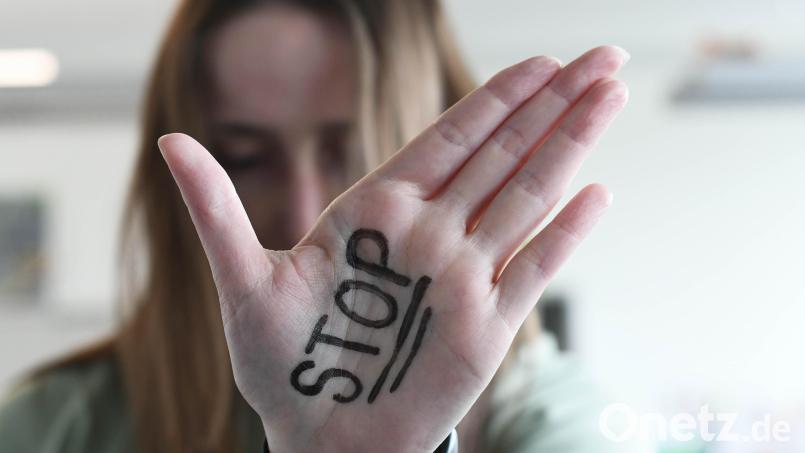 Bis hierhin und nicht weiter! Um sexualisierte Gewalt zu verhindern, ist es wichtig, dass Kinder und Jugendliche ihre Grenzen klar äußern können und diese auch respektiert werden. Vereine können das unterstützen, indem sie Schutzkonzepte erstellen. Bild: Gabi Schönberger