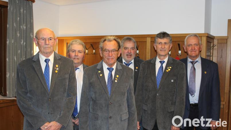 von links: Fritz Lorenz (5o Jahre) Werner Prügel (1. Vorstand) Andreas Schötz (65 Jahre) Wolfgang Herdegen (Dirigent) Otto Hufnagel (50 Jahre Sänger und Schriftführer) Heinrich Bodendörfer (1. Vstd. vom Sängerkreis Hersbruck) Bild: sis
