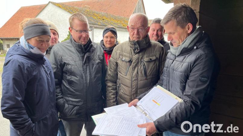 Asbacher wollen den Kiesabbau in der Naabschleife nicht unwidersprochen hinnehmen. Martin Gradl (rechts), der eine Unterschriftensammlung initiiert hat, tritt für die Dorfgemeinschaft nach außen hin auf. Bild: ihl