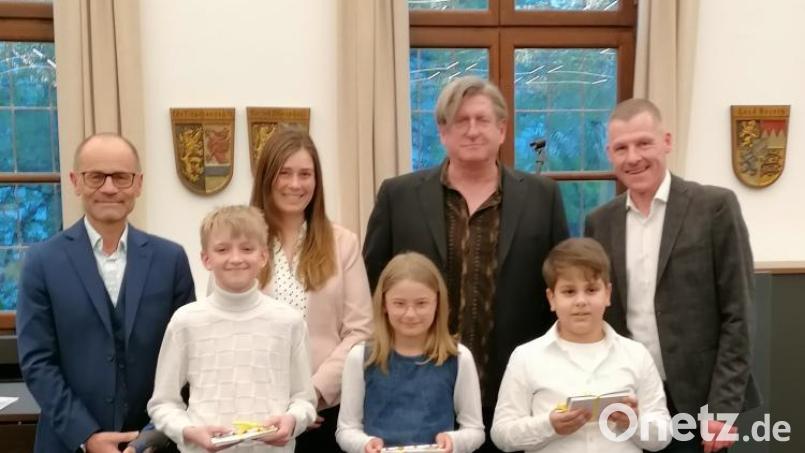 Stellvertretender Landrat Dr. Alfred Scheidler, Julia Thoma, Musiklehrer Ctibor Süsser und Musikschulleiter Tobias Böhm (hinten, von links) gratulierten Titus Fuchs, Lina Klink, Rassin Ayubi (vorne, von links). Bild: Kreismusikschule/exb