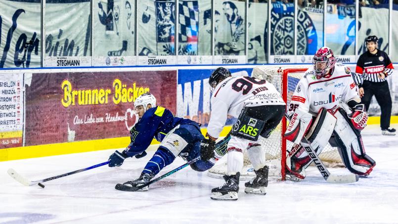 Szenen aus dem dritten Play-off-Finale in der Eishockey-Oberliga zwischen den Blue Devils Weiden (blaue Trikots) und den Hannover Scorpions. Bild: Tobias Neubert