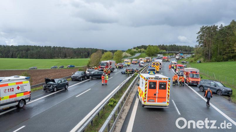 Mehrere Autos stehen auf beiden Seiten der Autobahn A70 nach Unfällen auf und neben der Fahrbahn. Bild: News5 /Merzbach/dpa