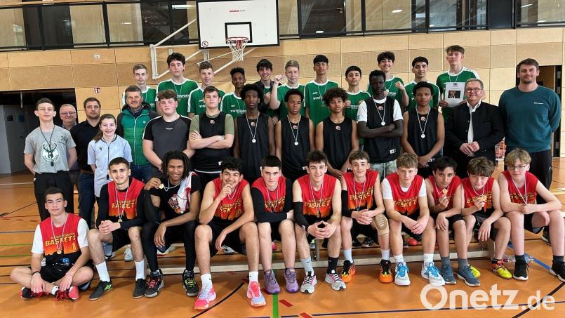 Die drei besten Oberpfälzer Schulteams im Basketball freuten sich über ihre Medaillen: Regensburg (vorne), Weiden (Mitte) und Amberg (hinten). Bild: gel