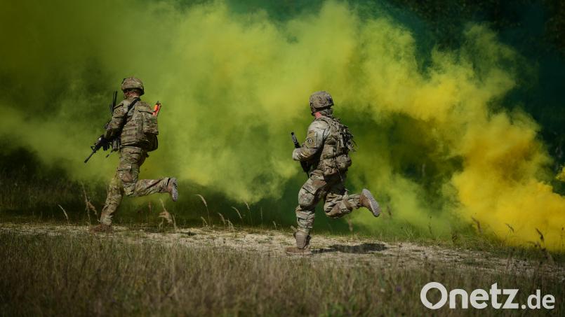 Zukunft im Nebel: Droht den Truppenübungsplätzen in der Oberpfalz wegen Donald Trump wieder Ungemach? Hier üben US-Soldaten im September 2023 auf dem Truppenübungsplatz Grafenwöhr. Bild: Kevin Sterling Payne/US Army