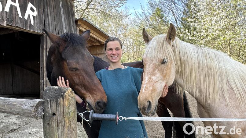 Sarah Pruß mit ihren Pferden Cordelleo und Cataluna auf dem Reiterhof in Breitenbrunn. Bild: Matthias Bäumler/fph