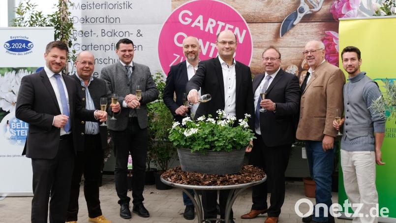 Zahlreich kommen die Ehrengäste zur Taufe des &quot;Schönen Sterns&quot;. Das Bild zeigt (Von links) Bürgermeister Peter Neumeier, den Vizepräsidenten des Bayerischen Gärtnereiverbandes, Herbert Puffer, Landrat Thomas Ebeling, Landesfachgruppenvorsitzenden Rainer Steinhilber, Staatsminister Albert Füracker, Bezirksvorsitzenden Bernd Fischer sowie die Betriebsinhaber Hannes und Johannes Ziereis. Bild: mab
