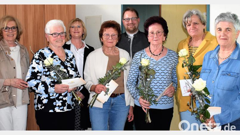 Monika Bauer, Hildegard Haupt, Vroni Bäumler, Christa Biller und Gunda Schönmann (von rechts) werden von Vorsitzender Doris Schreglmann (links) und Diözesanvorsitzender Martha Bauer (Dritte von links) für ihre langjährige Treue ausgezeichnet. Pfarrer Daniel Fenk bedankt sich bei den engagierten Frauen. Bild: rgr
