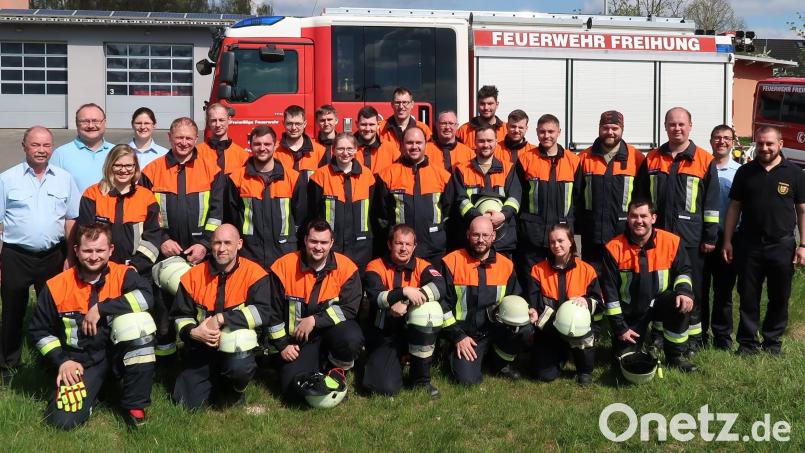 Die erfolgreichen Teilnehmer an der Leistungsprüfung, eingerahmt von den Gratulanten. Bild: rab