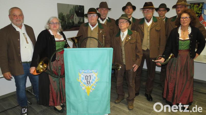 Die mit Urkunden und Nadeln ausgezeichneten Jagdhornbläser mit den Gratulanten. Seit über 50 Jahren spielt Johannes Gründel(Fünfter von links) Jagdhorn. Bild: adj