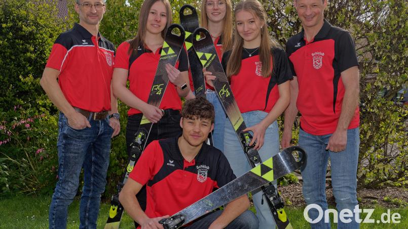 Bild: von links: Abteilungsleiter Ski Christian Enslein, Laura Enslein, Sophia Ach, Annika Schön und TSV – Sportwart Ski Alexander Schön. Vorne knieend: Marco Schön Bild: Thomas Enslein
