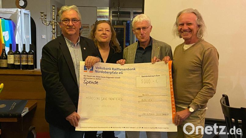 Die Lions Goldene Straße überreichen Dr. Wolfgang Funk (Zweiter von rechts) einen Spendenscheck über 5000 Euro für Ärzte ohne Grenzen. Bild: Mario Graf