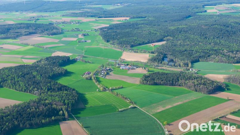 Drei Freiflächen-Photovoltaikanlagen sollen demnächst in und bei Netzstahl entstehen – zwei davon entlang der Straße Waldsassen-Konnersreuth, vor und nach dem Umspannwerk (rechts). Bild: mür