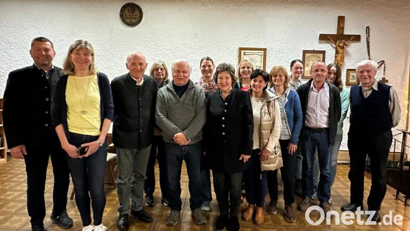 Bürgermeister Rainer Rewitzer (links) freut sich, dass die Vorstandswahlen beim OWV Pleystein reibungslos abgelaufen sind, Maria Reber ist wieder Erste Vorsitzende, Max Baier, Zweiter Vorsitzender und Konrad Zeitler Kassier (vordere Reihe, von links). Bild: bey