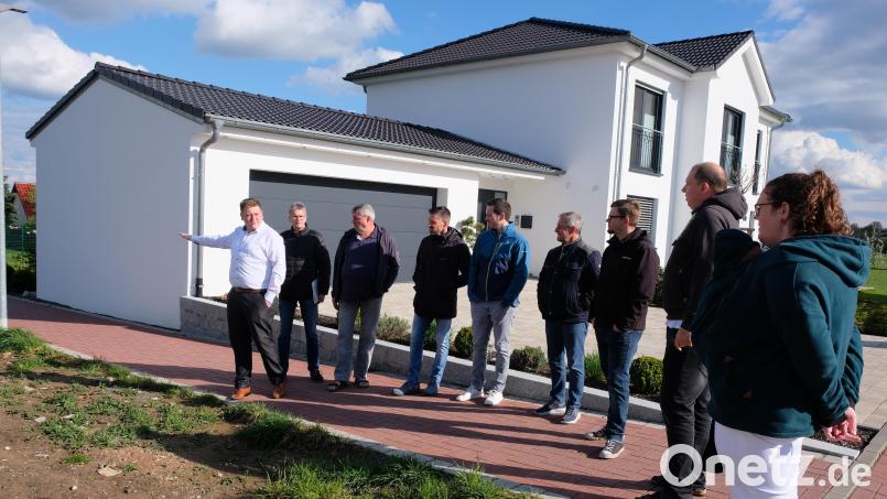 Die Mitglieder des Bauausschusses Kirchenthumbach treffen sich im Baugebiet Sandbrunnen IV zu einem Ortstermin. Dabei geht es um den Antrag eines Bürgers eine Stützmauer zu errichten. Bild: do