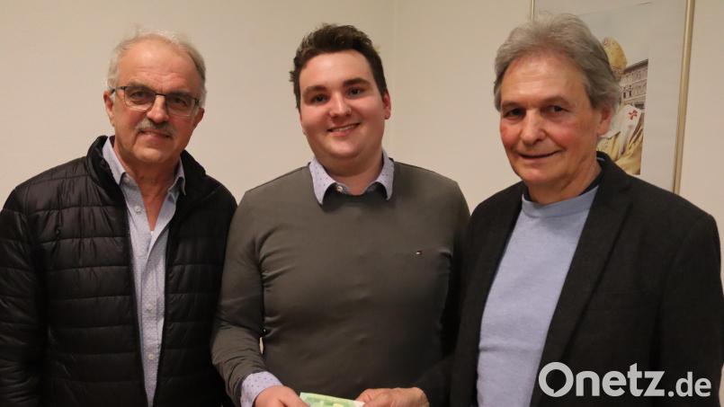 Pfarrgemeinderatsvorsitzender Josef Weinfurtner (von rechts) überreichte an Blaskapellen-Vorsitzenden Sebastian Zapf und Kassier Adalbert Obermeier eine Spende von 500 Euro. Bild: mrr