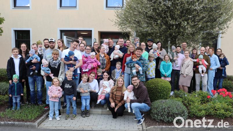 Die Kinderschar der 2023 Geborenen in Neukirchen mit ihren Geschwistern und Eltern vor dem Neukirchner Rathaus. Bild: gru