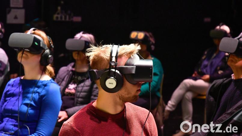 Ein ungewöhnliches Musikerlebnis im Amberger Stadttheater: Mit VR-Brillen konnte man im Bühnenraum ein Konzert der Augsburger Philharmoniker erleben. Bild: Petra Hartl